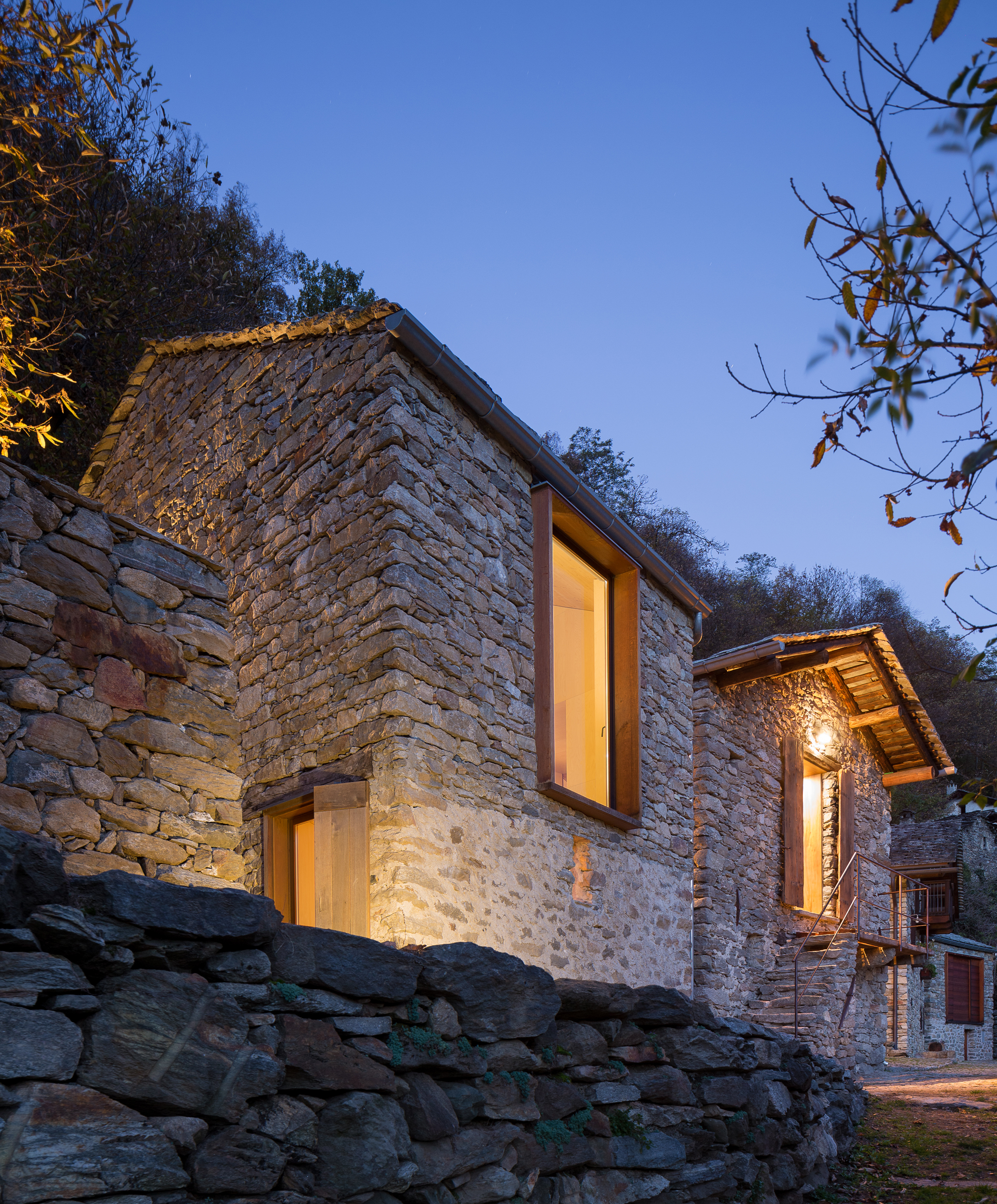 Каменные дома ключ цены. Каменный дом (Stone House / casa do Penedo; Гимараеш, Португалия). "Каменные дома 136" Корсика+. Разноэтажный каменный дом в Италии. ЭКОДОМ из камня.